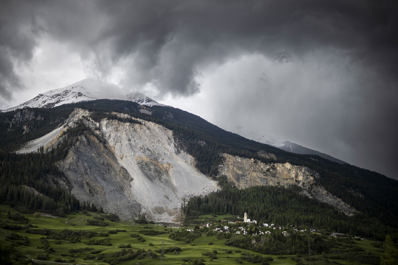 Vista de Brienz/Brinzauls, situada en el sureste de Suiza, y la montaña cercana en ruinas, 12 de mayo de 2023.