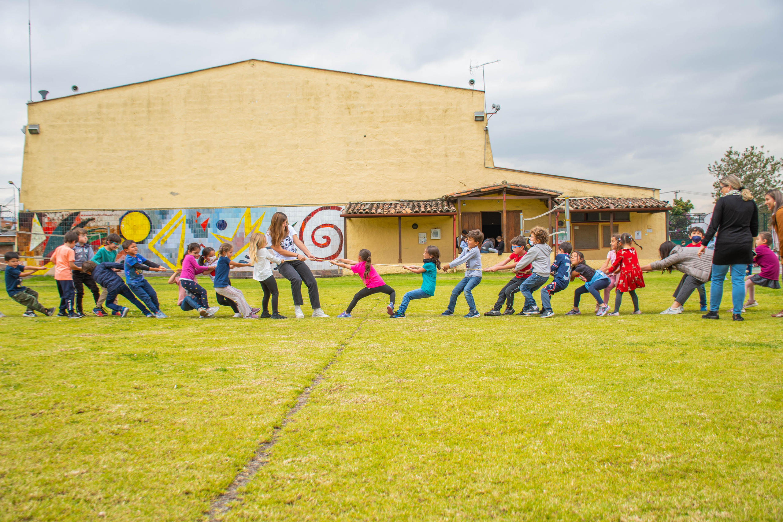Kinder an der Schweizerschule machen ein Seilziehen