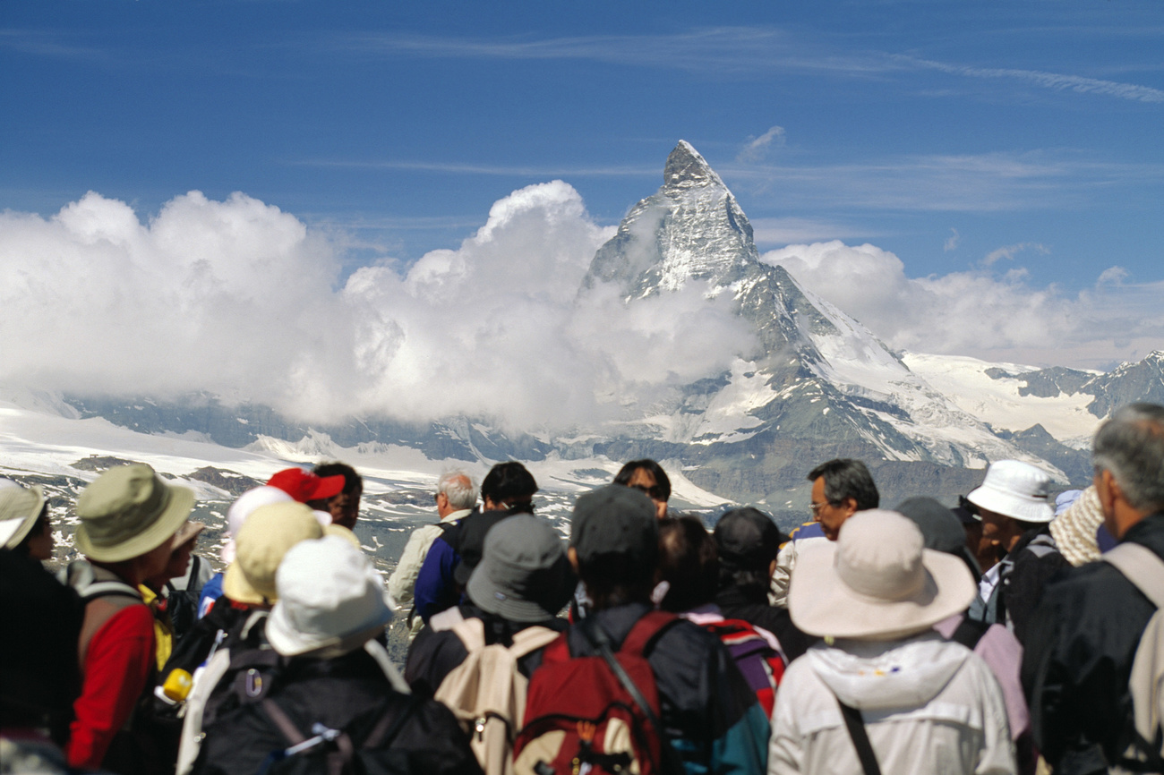 Foto turisti ammirano il Cervino