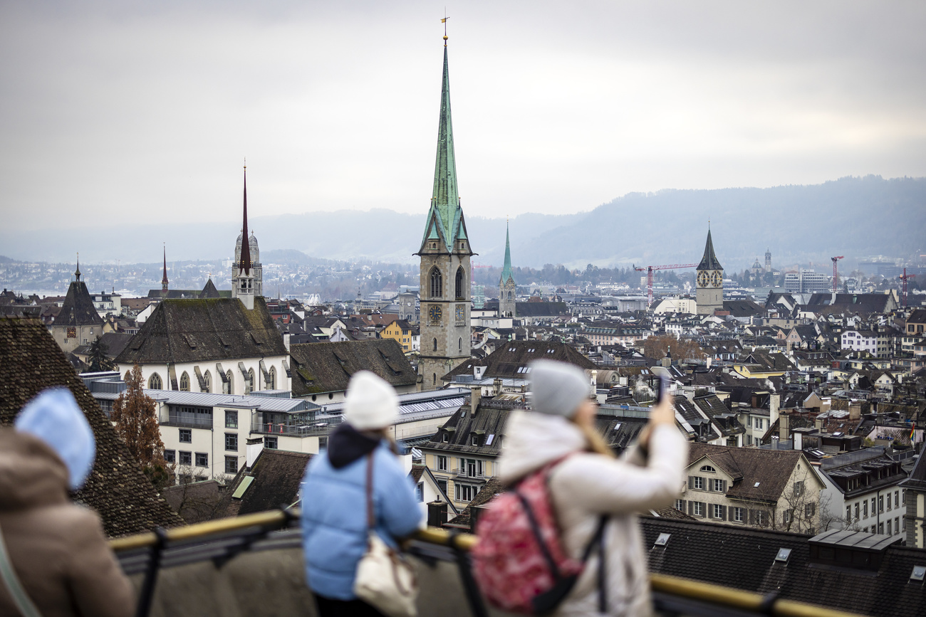 gente che scatta foto nella città di zurigo