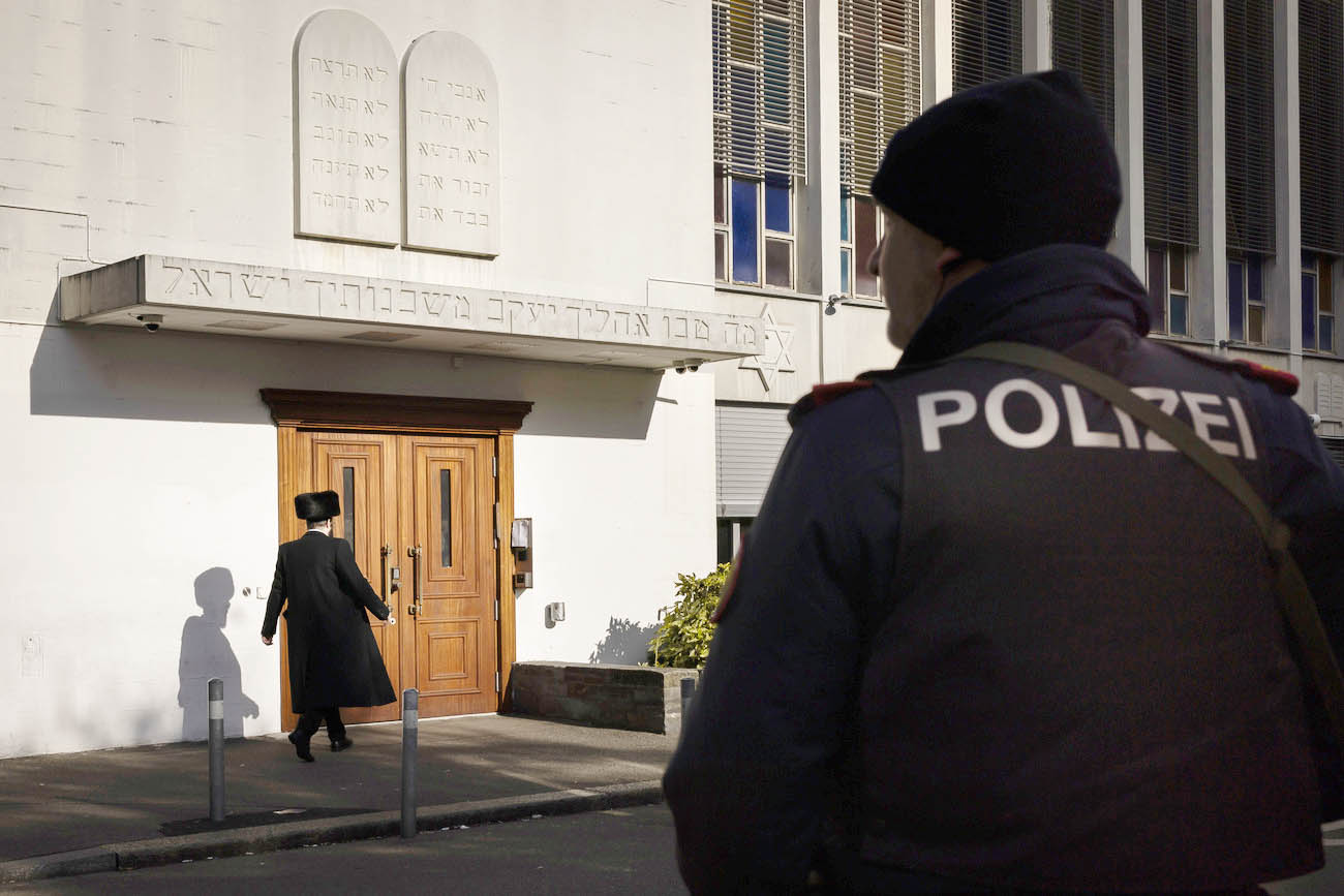 на цели обеспечения безопасности еврейских общин и синагог были быстро выделены дополнительные бюджетные средства.