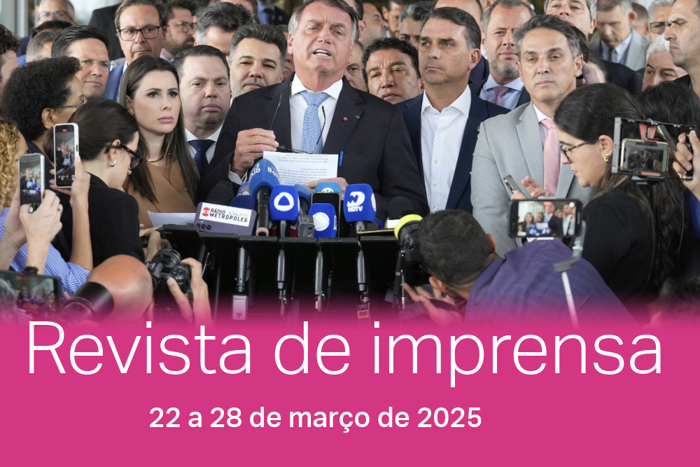 Homem falando a uma multidão frente à microfones