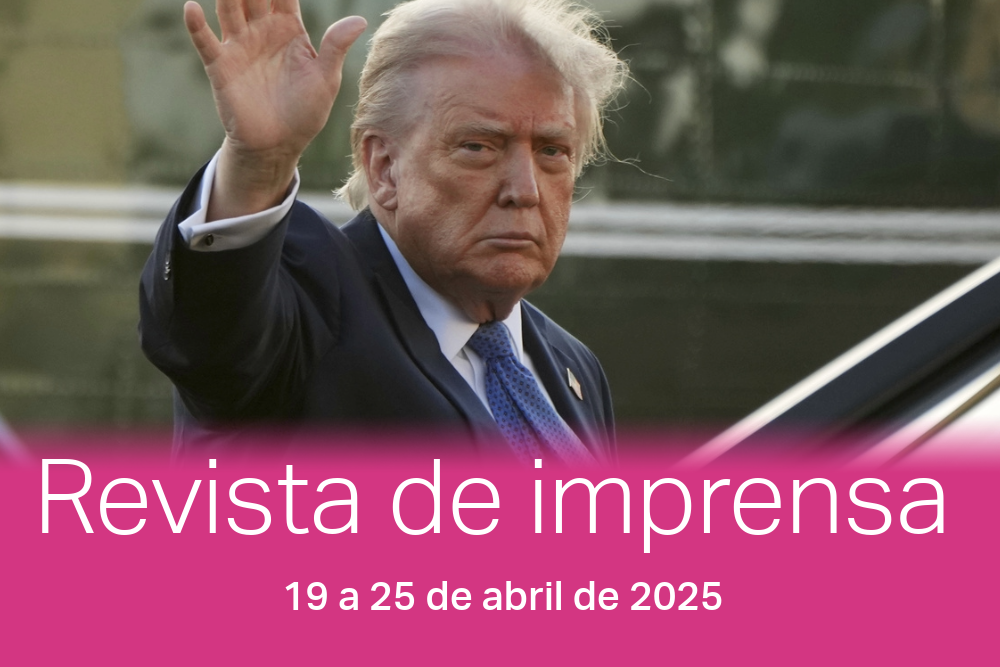 Presidente Donald Trump saíndo de um avião