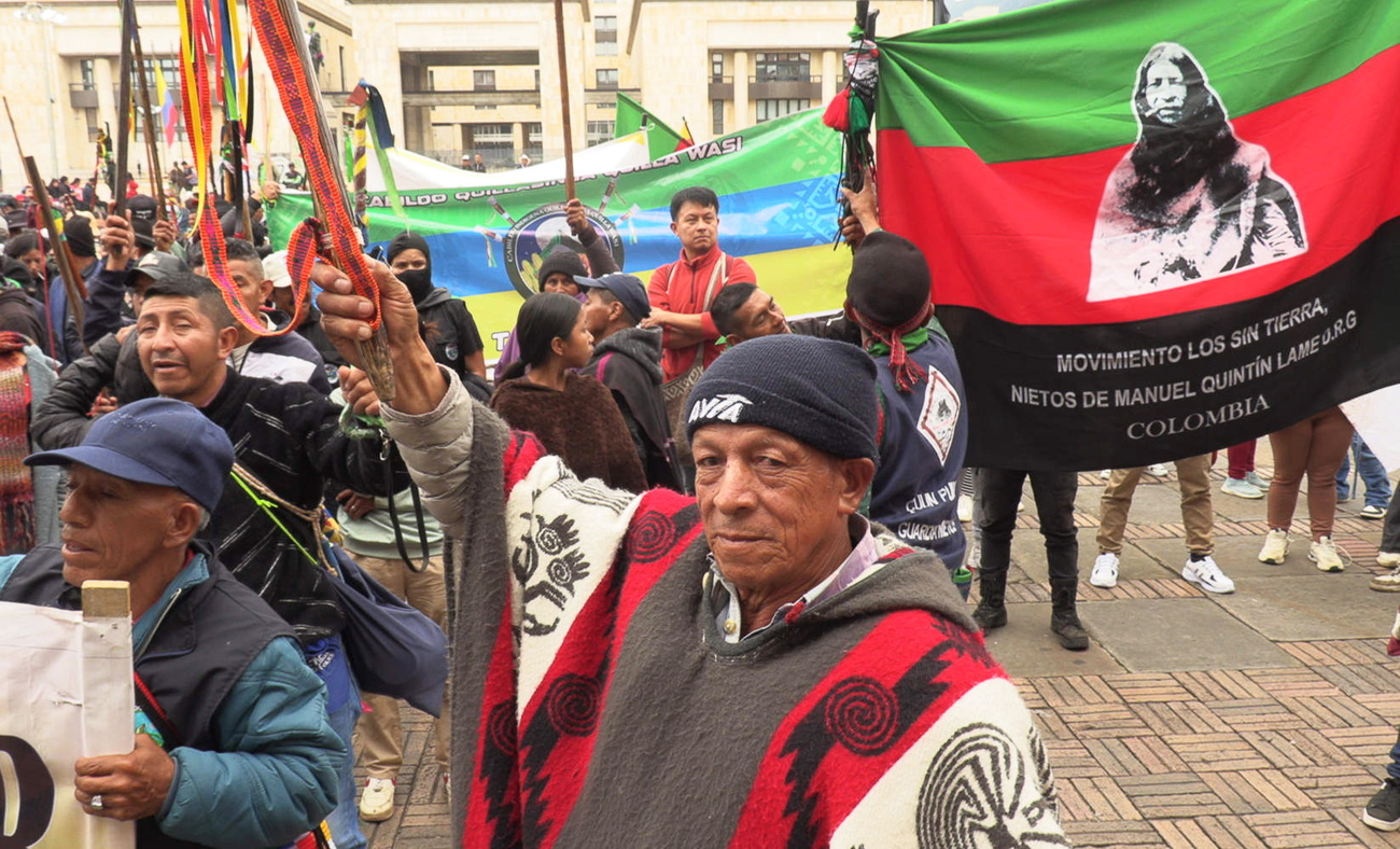 índigenas protestando na Colômbia