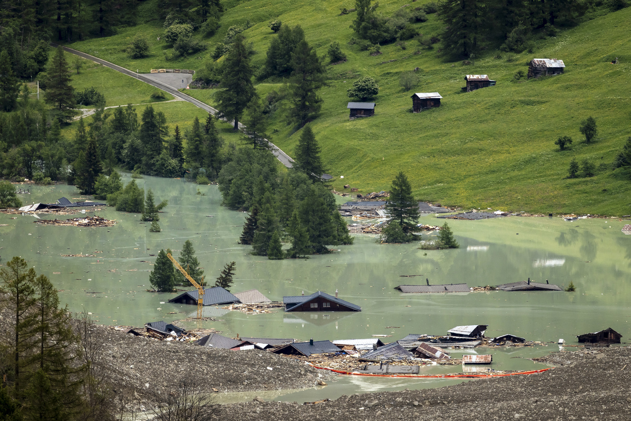 Zerstörte Häuser in Blatten am Donnerstag. Der Erdrutsch hat den Fluss Lonza aufgestaut, wodurch ein See entstanden ist.