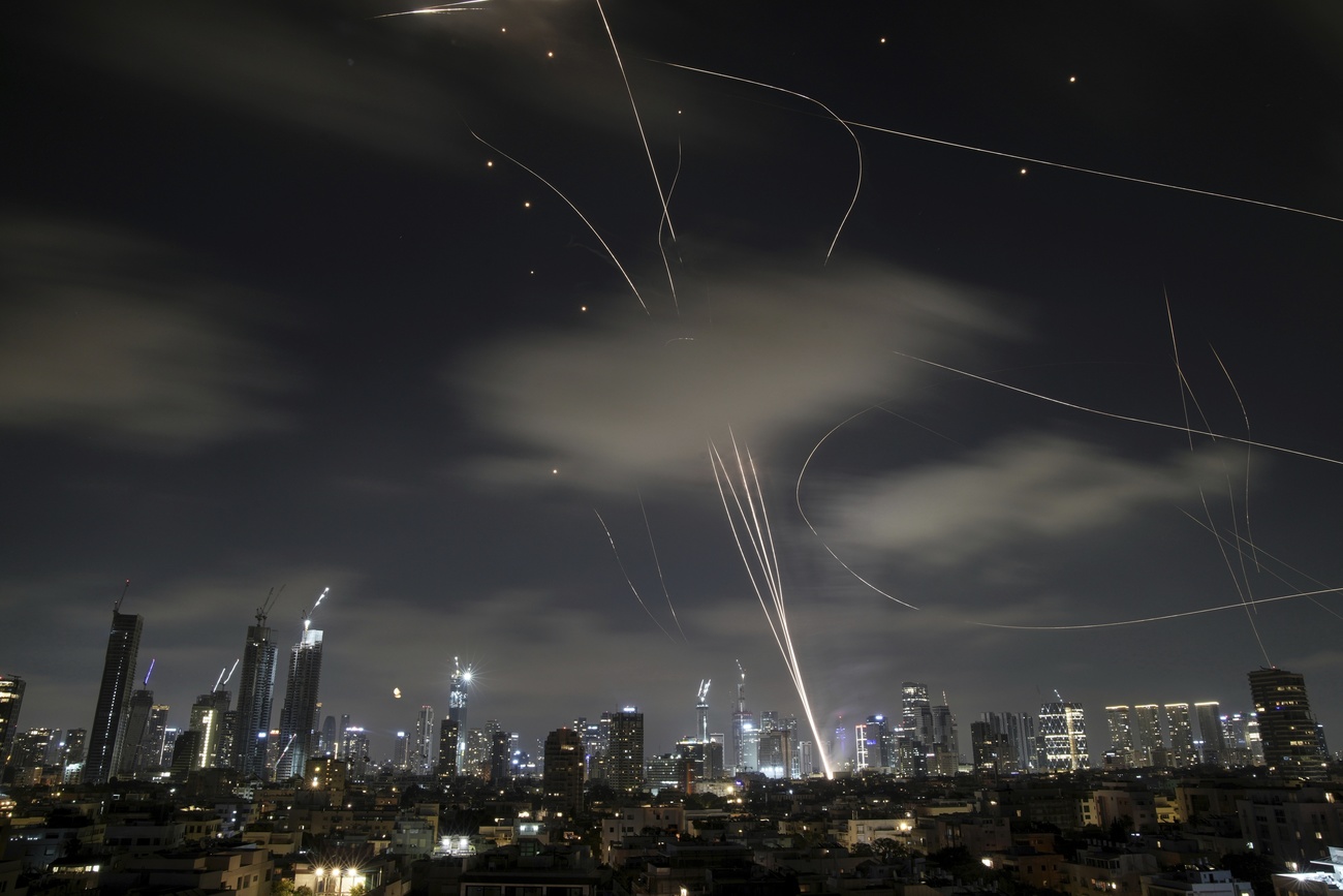 razzi nel cielo in iran
